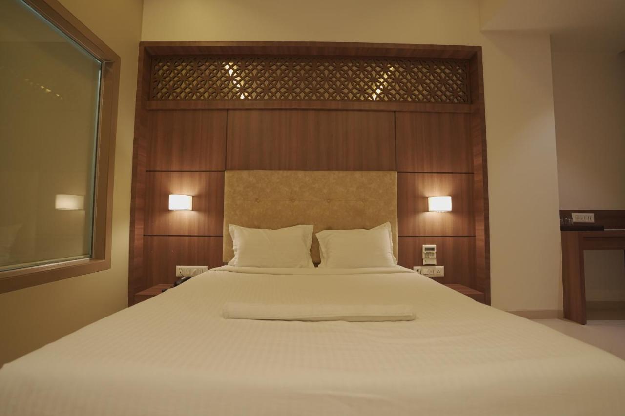 Hotel Mathoshree Тхане Экстерьер фото