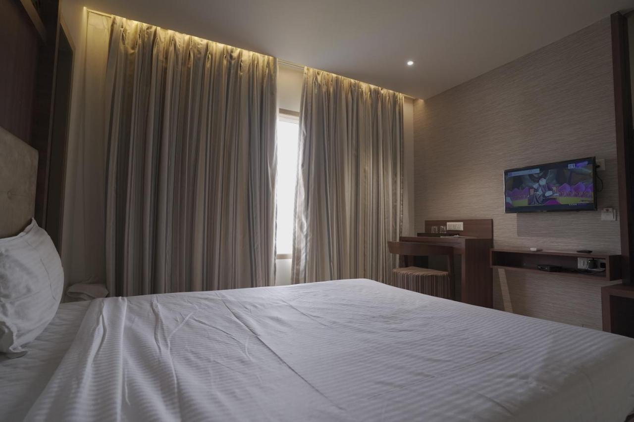 Hotel Mathoshree Тхане Экстерьер фото